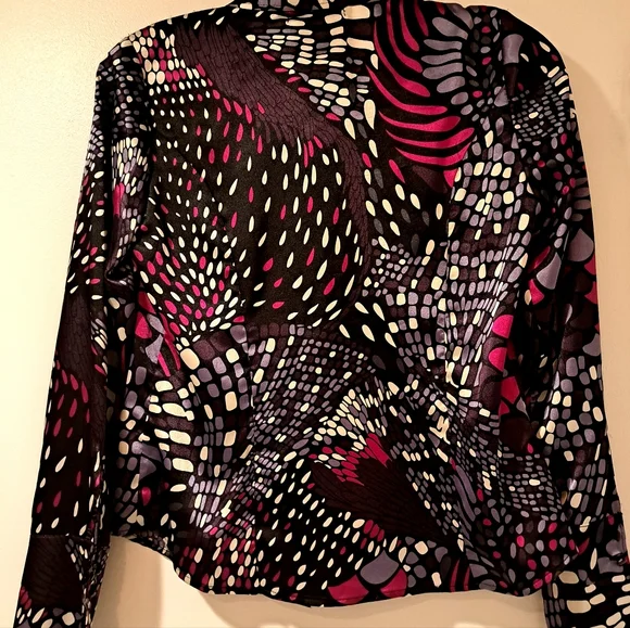 Polyester patterned button down blouse - Picture 2 of 6